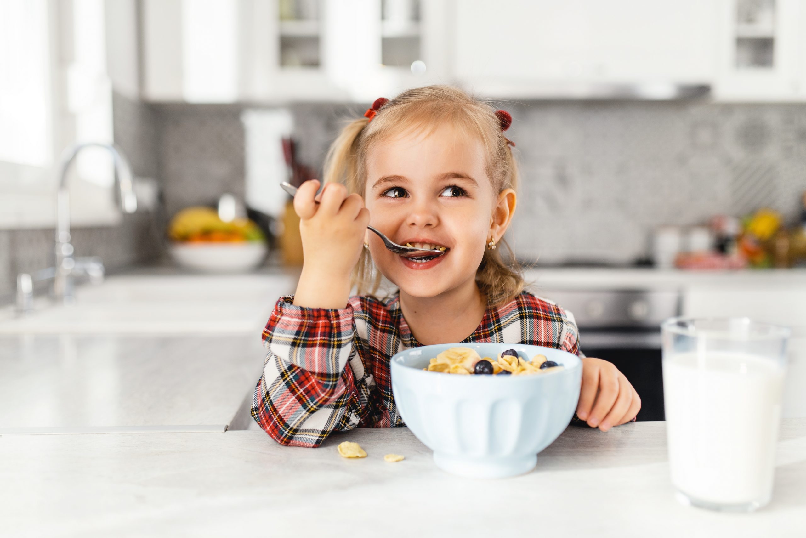 4 τρόποι να βοηθήσεις τα παιδιά σου να τρώνε πιο υγιεινά