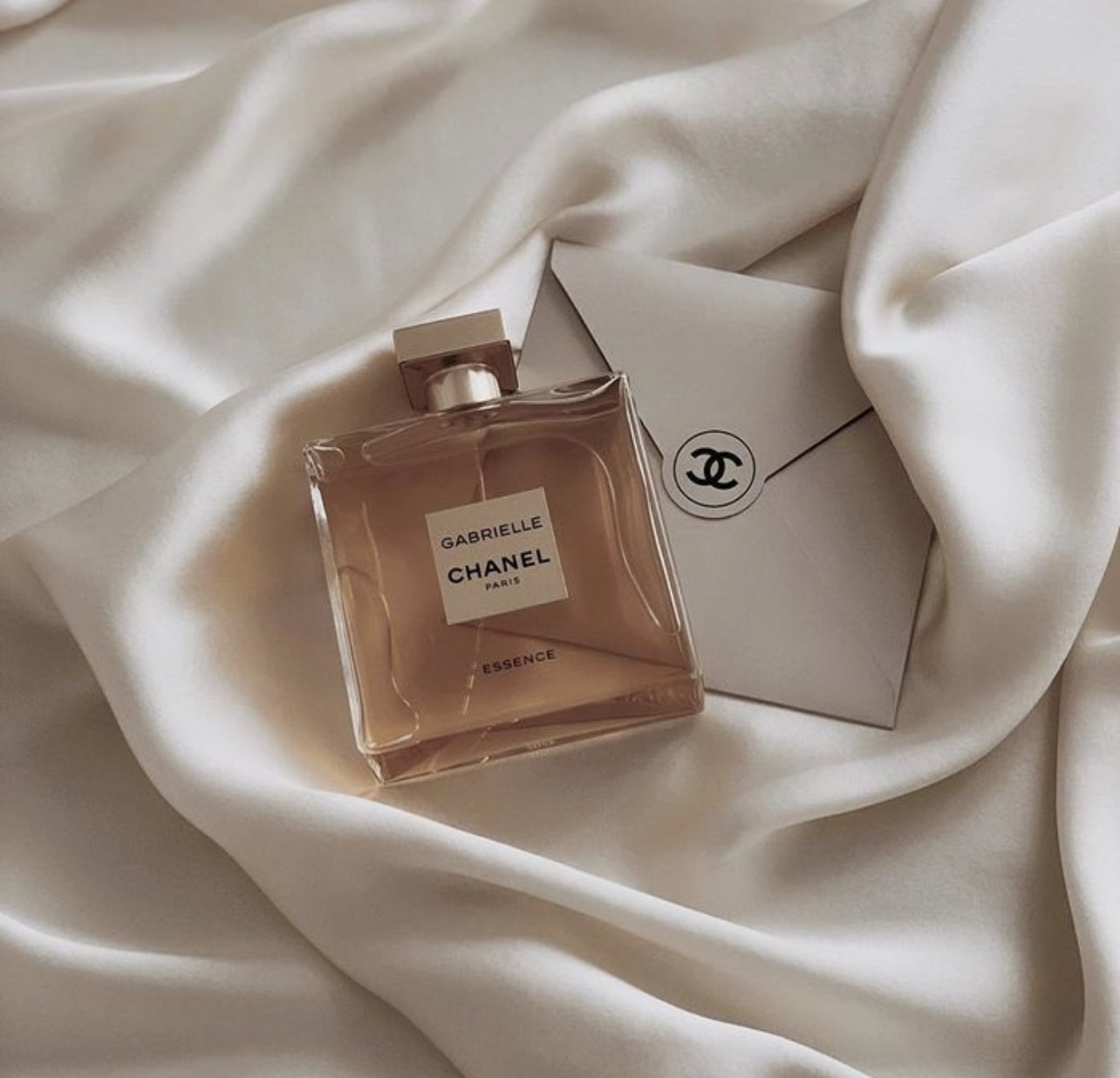 Επειδή όλες αξίζουμε να έχουμε στο μπουντουάρ μας ένα άρωμα Chanel, αυτά είναι τα 5 καλύτερα για την εποχή