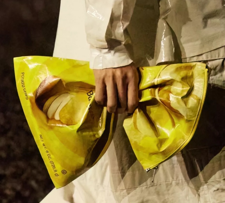 Οι διαρκείς πειραματισμοί του Balenciaga και τα luxurious «σκουπίδια»