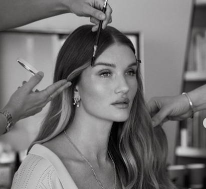 Η Rosie Huntington δείχνει τις καμπύλες της 8 μήνες μετά τη γέννηση της κόρης της