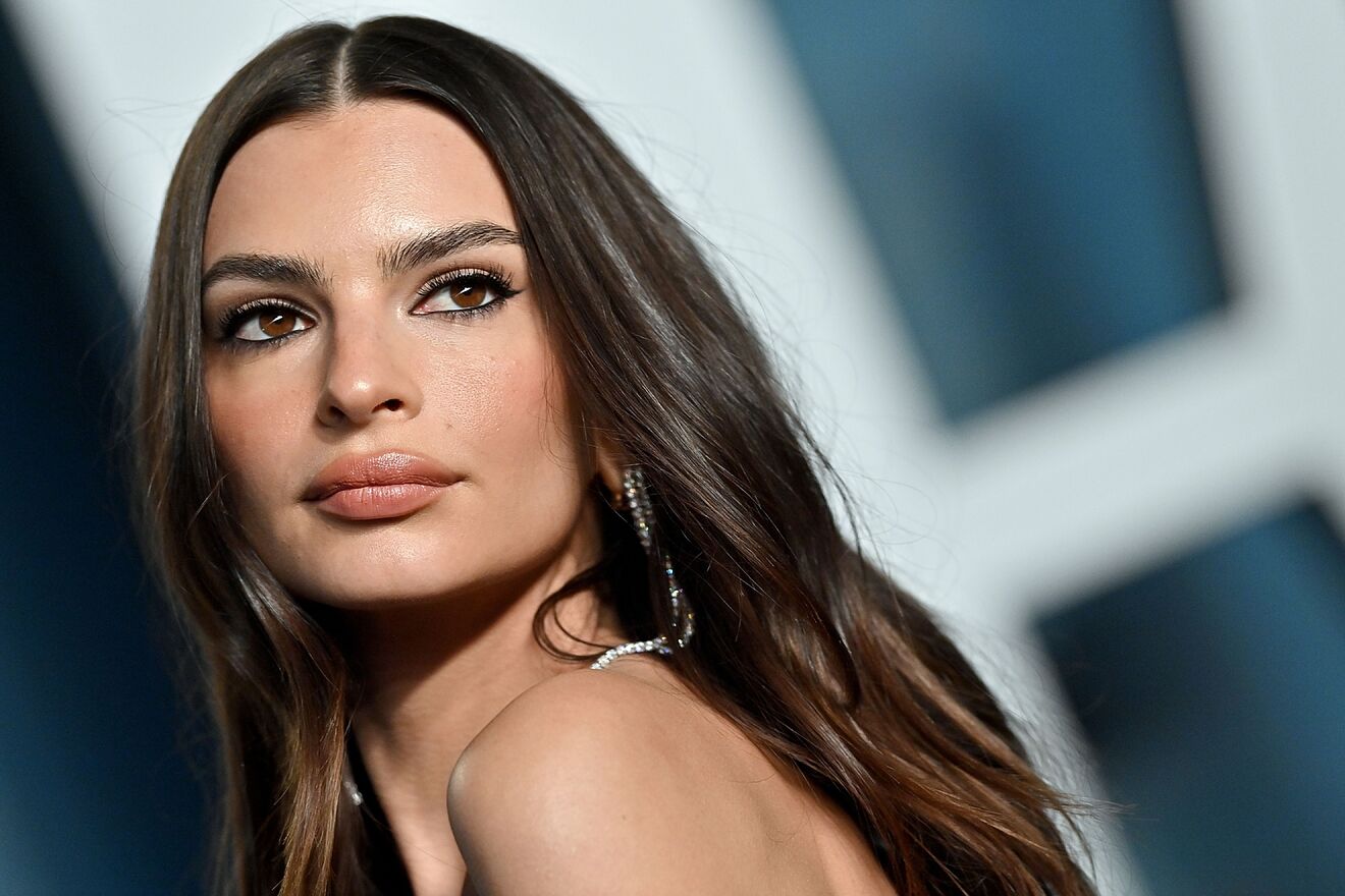 Emily Ratajkowski: Η mini φούστα της μοιάζει με Miu Miu αλλά κοστίζει μόλις €12