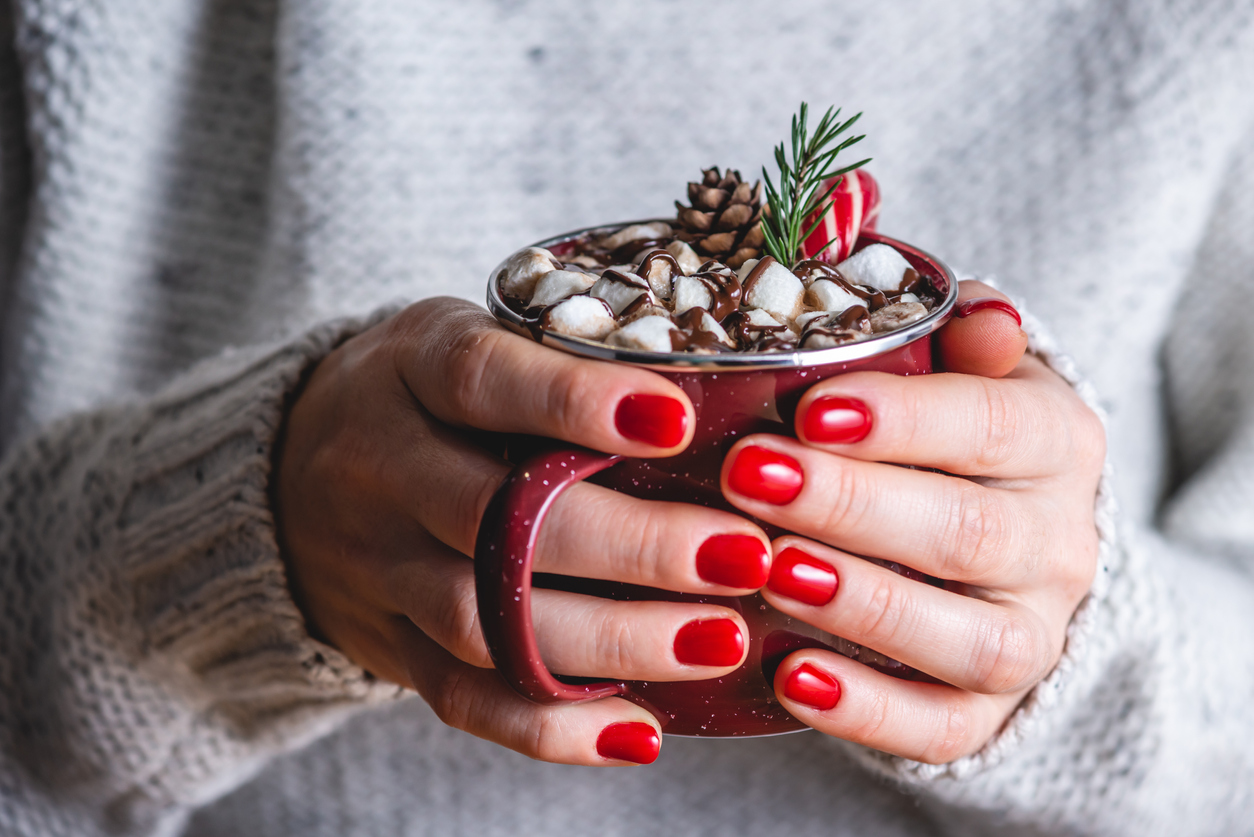 Holly Jolly! 7 ιδέες για τέλεια κόκκινα νύχια για τις ημέρες των Χριστουγέννων