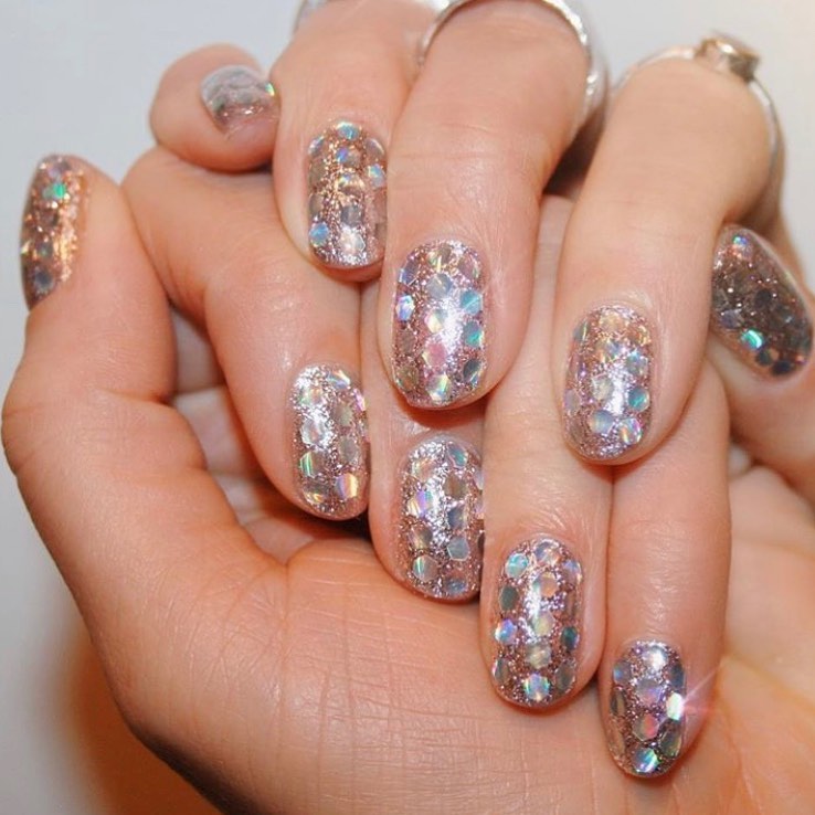 Disco Nails: Το νέο μανικιούρ της Chiara Ferragni ακτινοβολεί. Και 6 ακόμα ιδέες για να προσθέσεις λάμψη στα νύχια σου