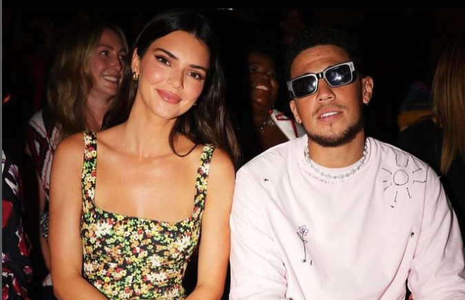 Η Kendall Jenner χώρισε οριστικά από τον Devin Booker και το γιόρτασε σε συναυλία του πρώην της Harry Styles