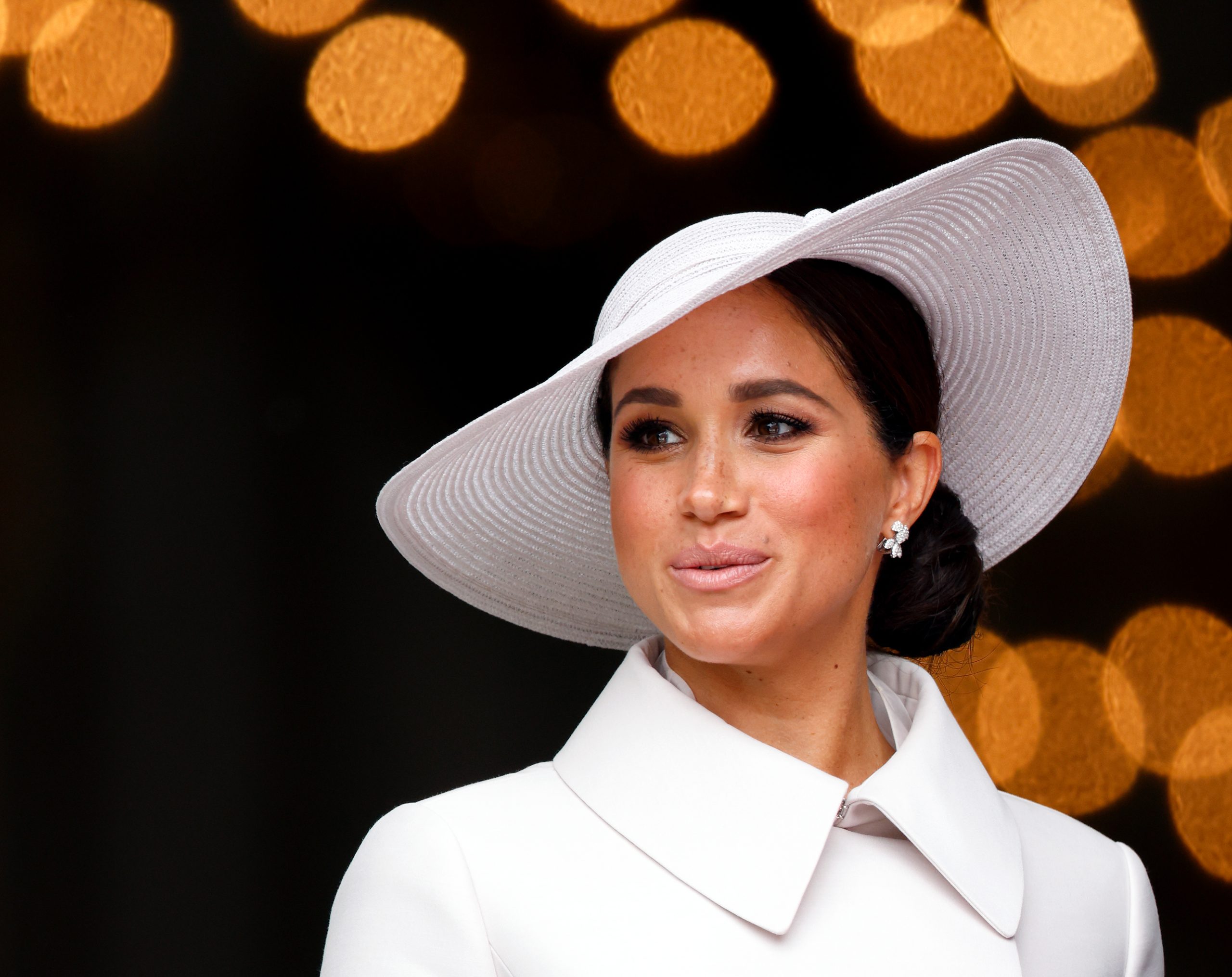 Το υπέροχο – όλο νόημα – φόρεμα της Meghan Markle μας πείθει να βάλουμε λευκό μέσα στο χειμώνα