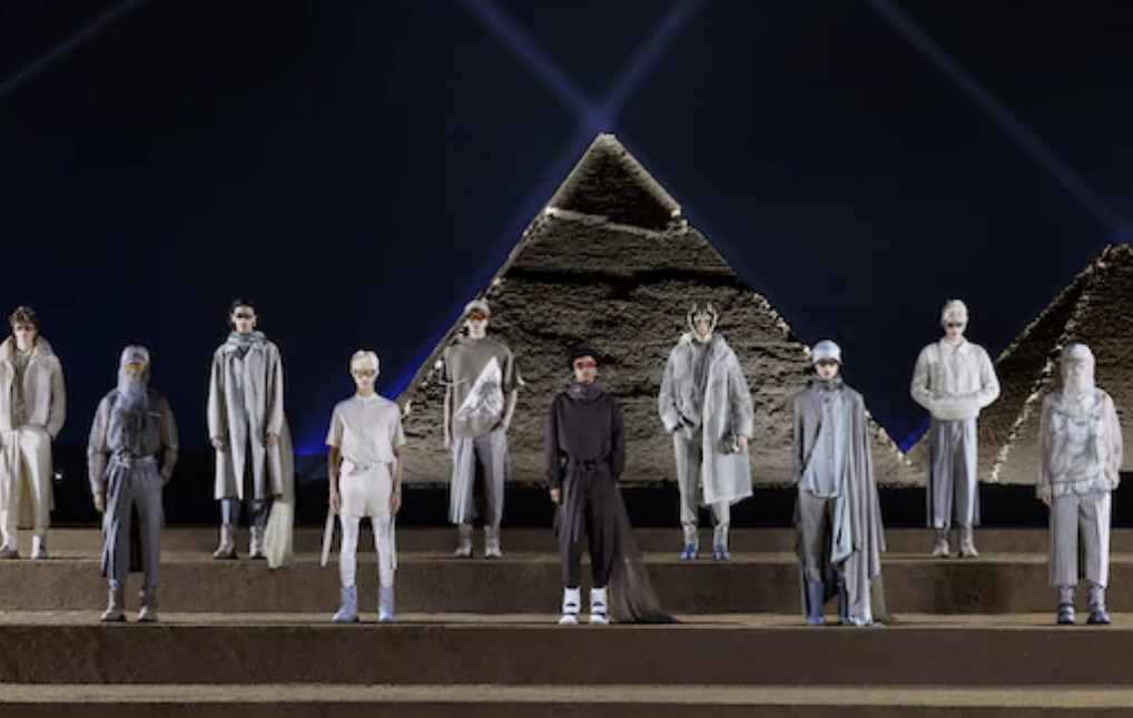 Dior Fall 2022 Men’s Show: Το καθηλωτικό fashion show του οίκου στις Πυραμίδες της Γκίζας