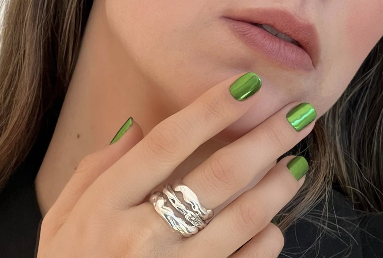 Metallic Green: Η nail artist της Chanel μας δείχνει το νέο trend στα νύχια για τις φετινές γιορτές
