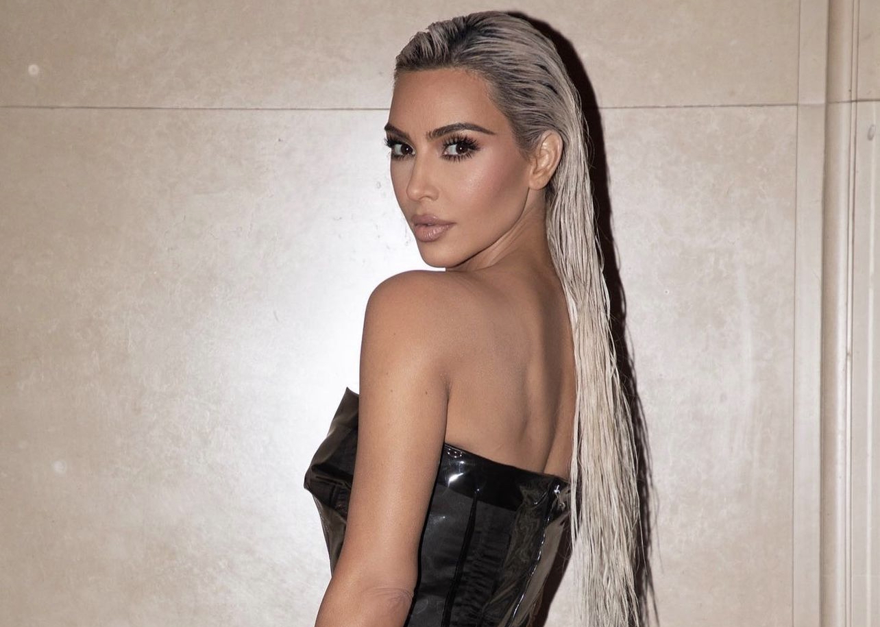 Honey Blonde: Η Kim Kardashian & η Bella Hadid υποδέχονται το 2023 με το απόλυτο hair trend