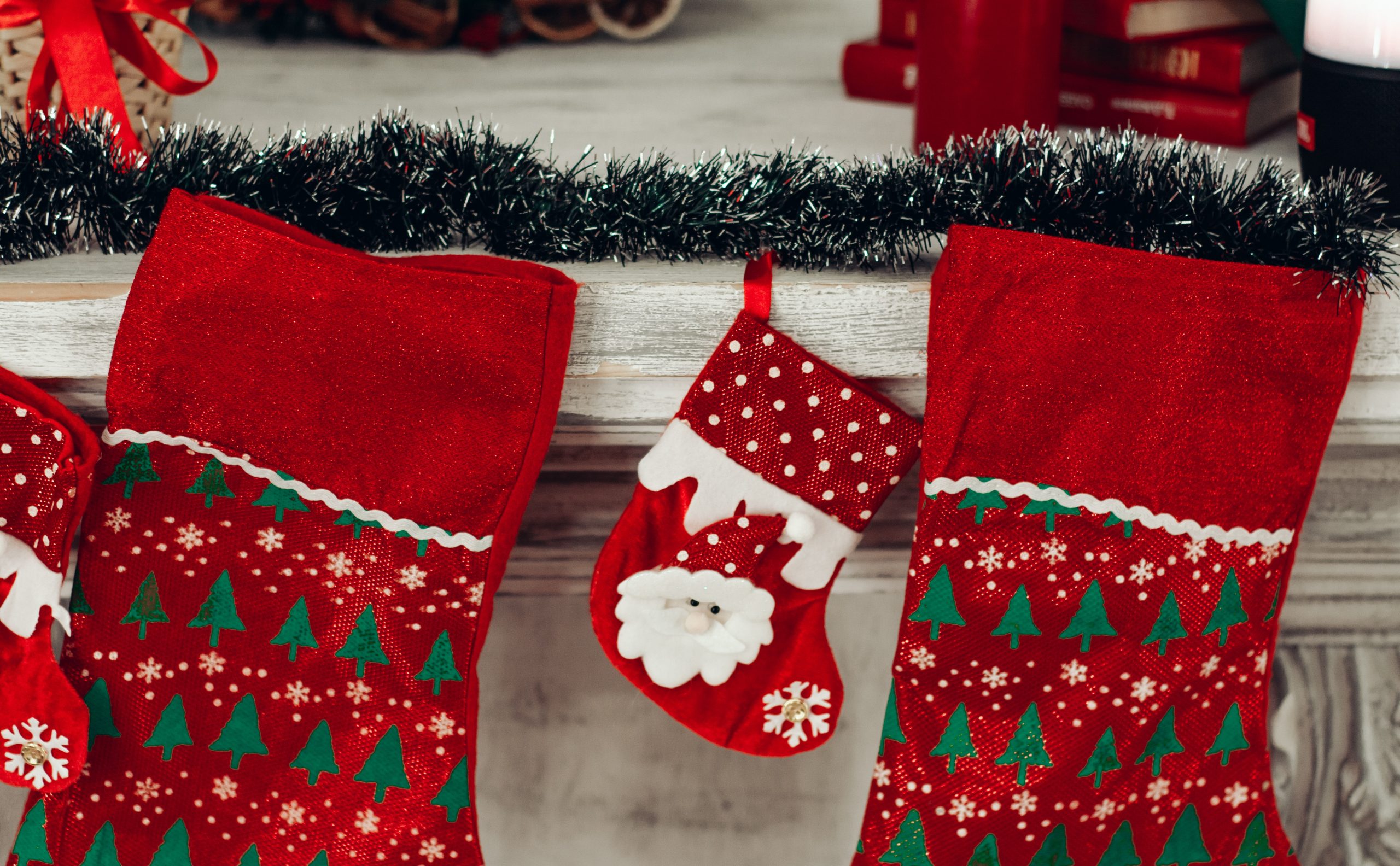 Δεν έχεις τζάκι; 6 μέρη που μπορείς να κρεμάσεις τις χριστουγεννιάτικες κάλτσες σου