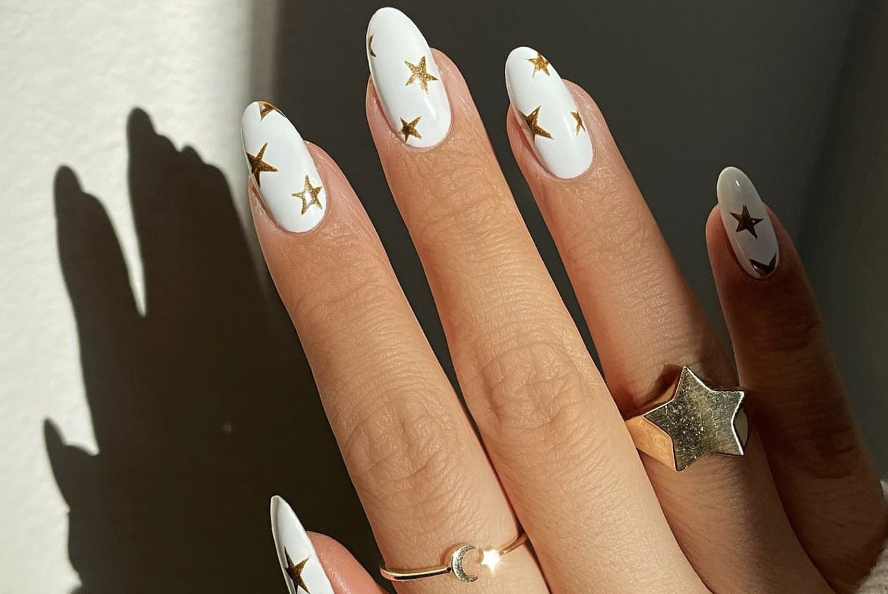 11 τέλειες ιδέες για sparkle σχέδια στα νύχια για να υποδεχτείς όπως πρέπει τη νέα χρονιά!