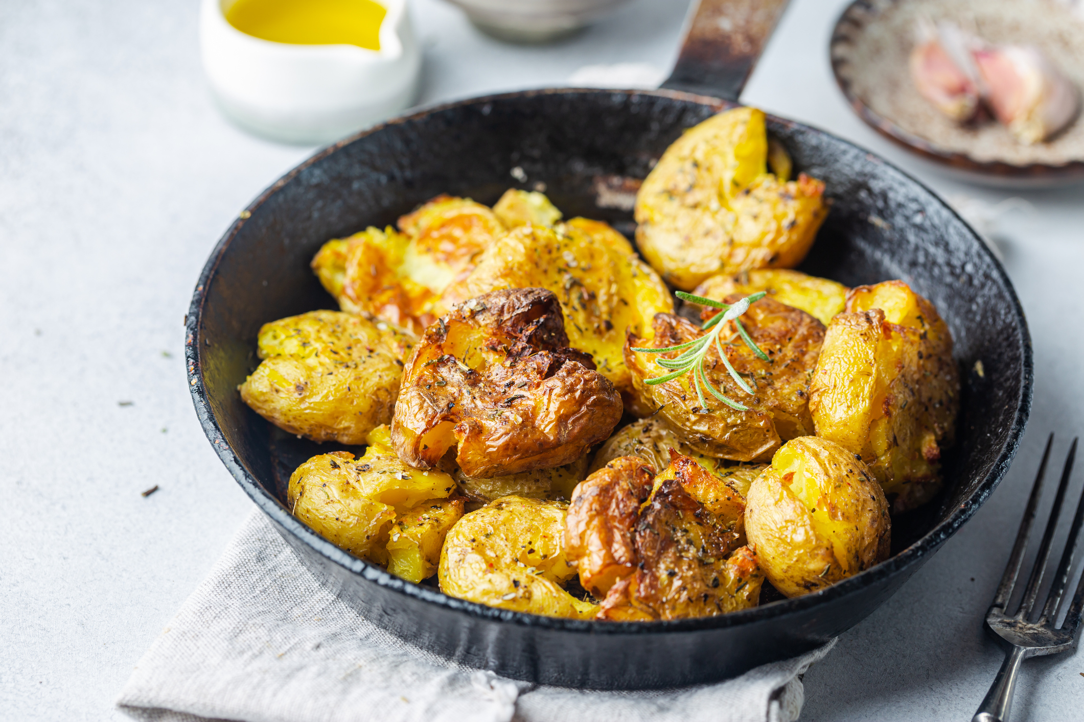 Συνταγή του 5λεπτου: Οι smashed potatoes που έχουν γίνει viral στο Τik Tok