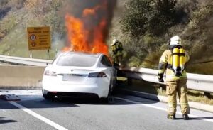 Φωτιά σε ηλεκτρικό αυτοκίνητο: Τι πρέπει να κάνεις;