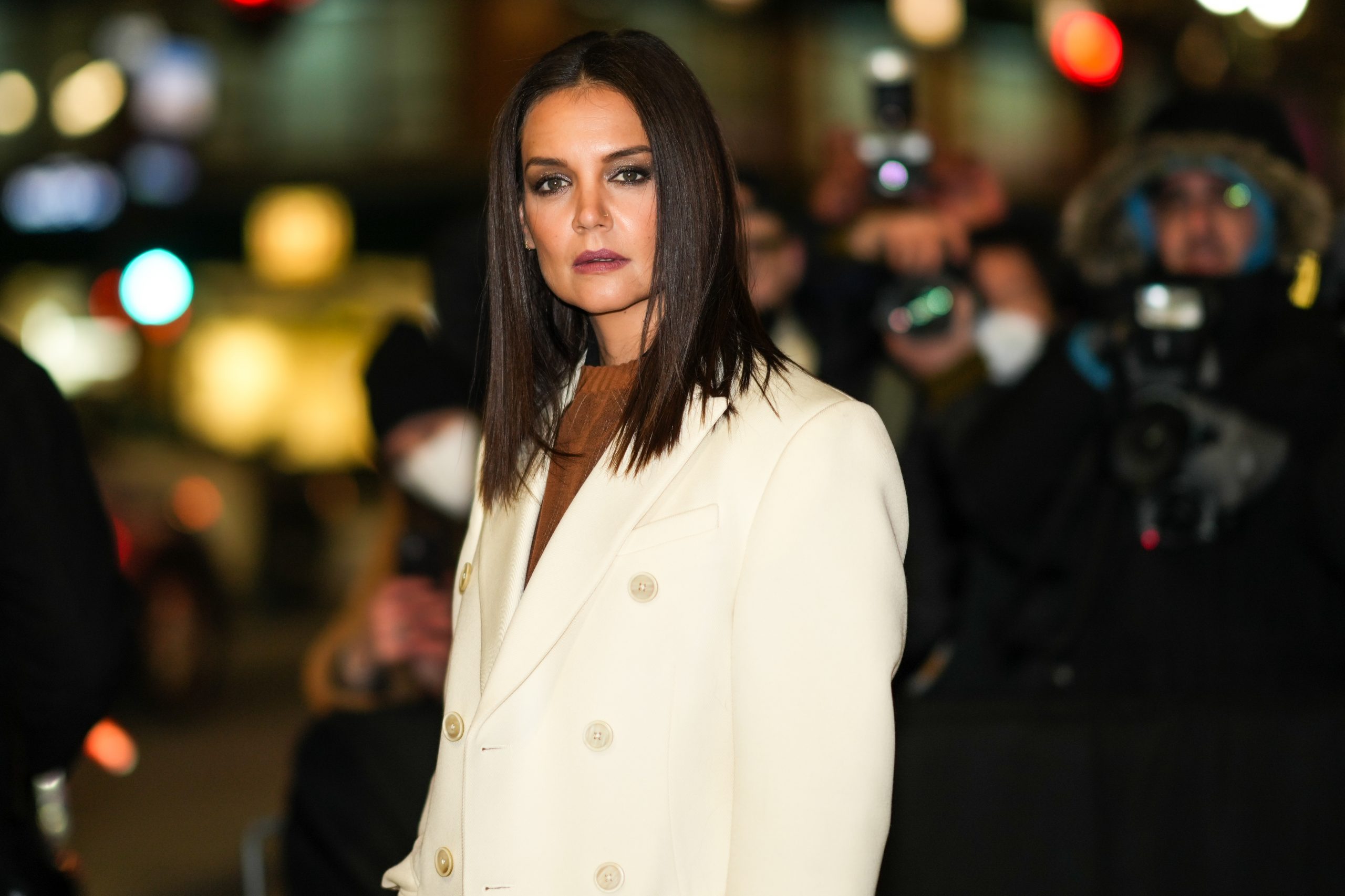 Η Katie Holmes φόρεσε το μεγαλύτερο shoe trend του 2023 με wide-leg παντελόνι