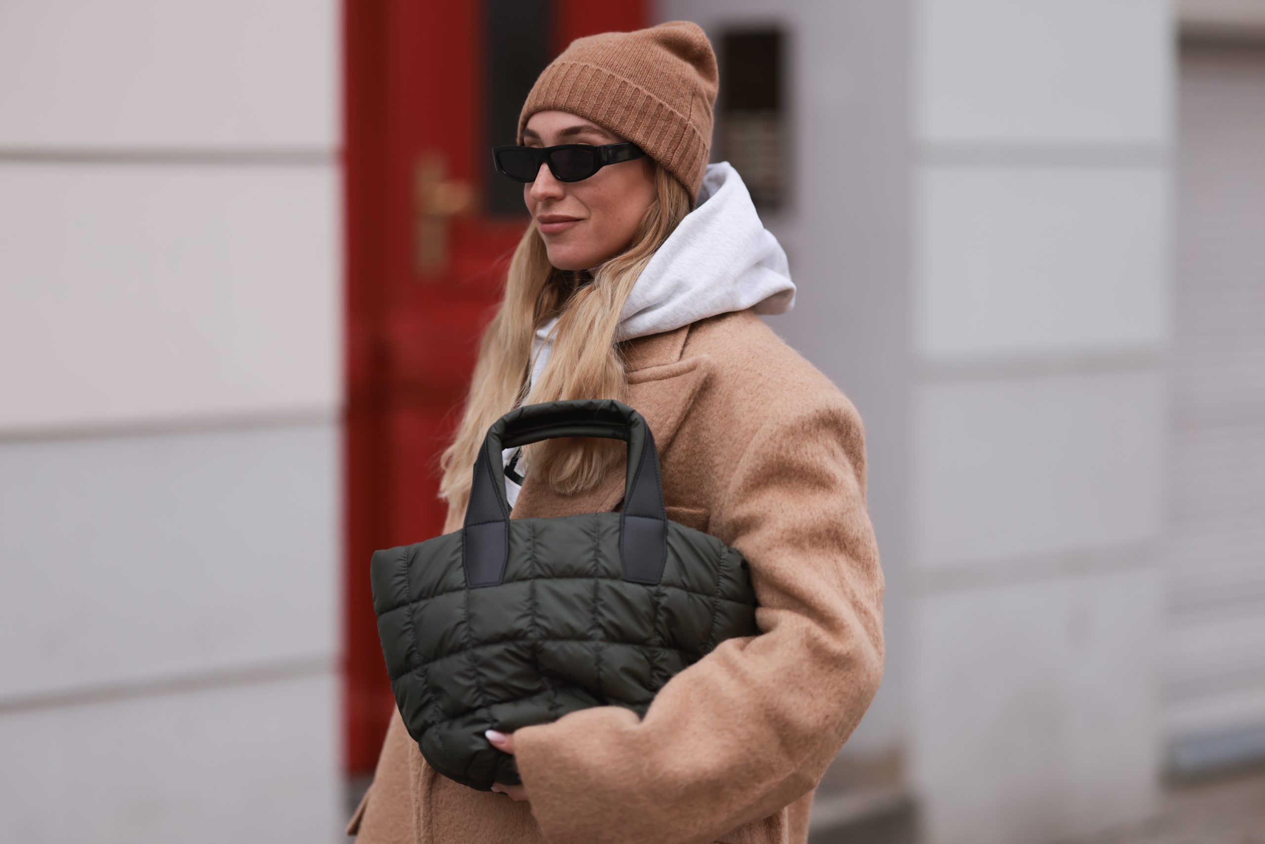 Puffer bag: Αυτή είναι η τσάντα που έχει κατακλύσει το TikTok