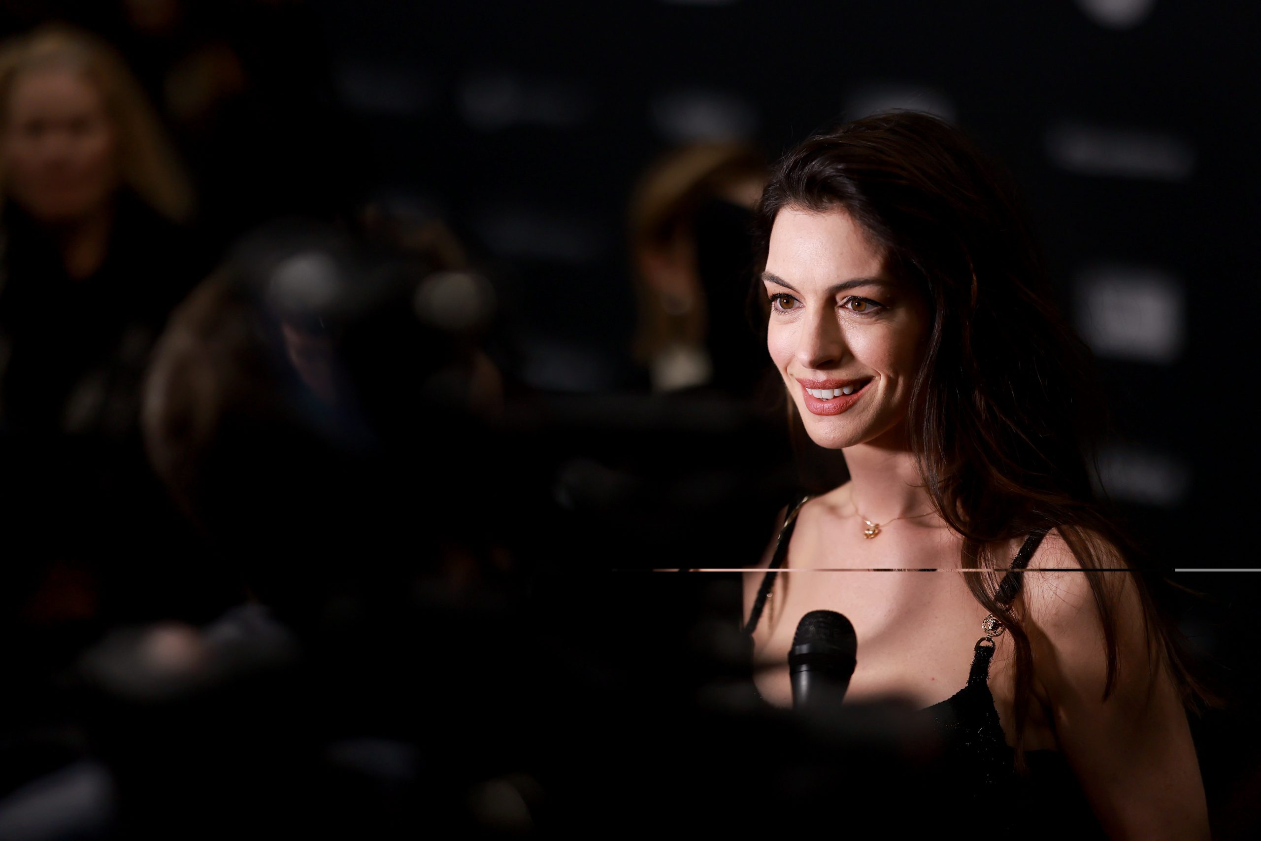Μπουφάν (μέχρι και) στο red carpet; Η Anne Hathaway μπορεί άρα κι εσύ!