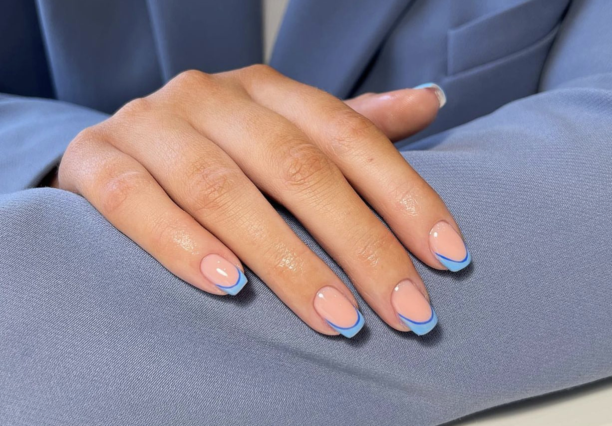 Double French Manicure: Η νέα τάση στα νύχια μας κάνει να τα βλέπουμε όλα διπλά