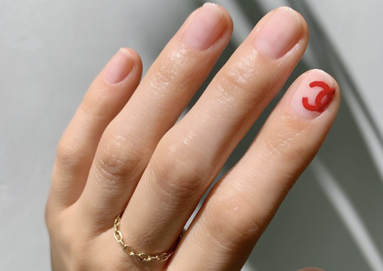 Logo nails: Η nail artist της Chanel μας δείχνει το απόλυτο trend της σεζόν