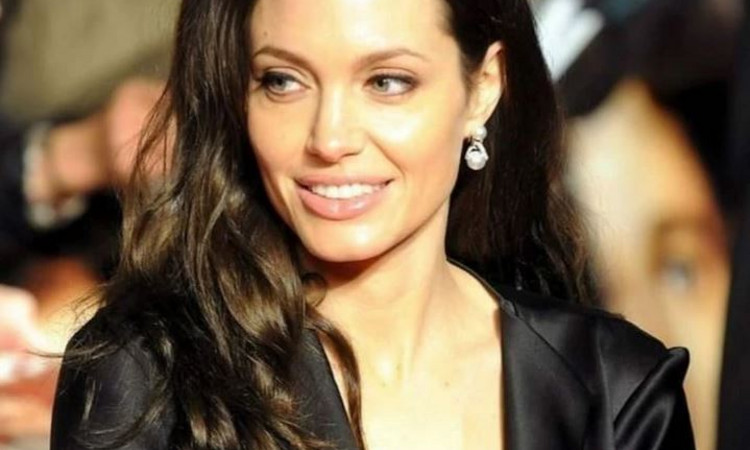 Angelina Jolie: Περπατά με αυτοπεποίθηση στη Νέα Υόρκη- Η oversized YSL τσάντα της
