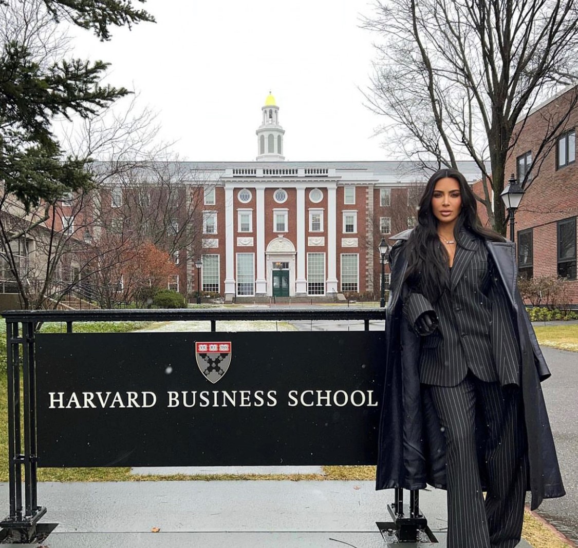 Τι κάνει η Kim Kardashian στο Χάρβαρντ;