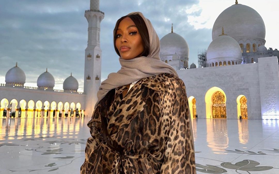 Με μαντήλα σε τζαμί η Naomi Campbell και την κόρη της στο πλευρό της