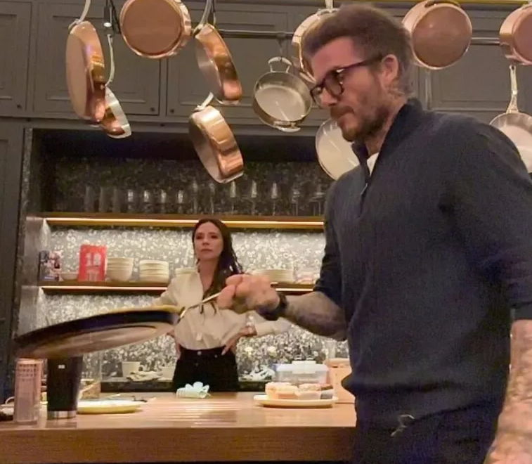 David Beckham: τα pancakes που φτιάχνει του έρχονται στο κεφάλι- η αντίδραση της Victoria