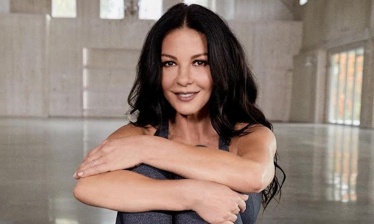 Η Catherine Zeta Jones αγνώριστη στο μετρό του Λονδίνου