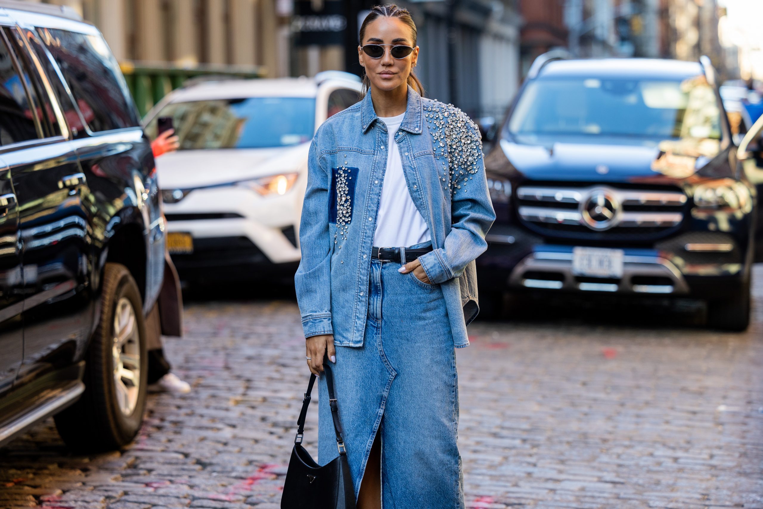 Maxi denim φούστα: 5 έξυπνοι τρόποι να φορέσεις το πιο hot skirt trend της χρονιάς (Bonus: 10 σχέδια-έρωτας)