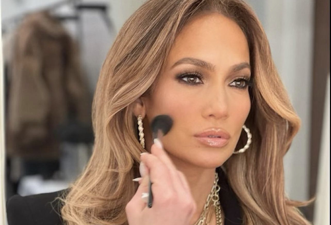 «Underpainting»: Η makeup artist της Jennifer Lopez μας δείχνει το trick λάμψης των celebrities- TikTok video