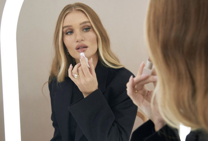 Αυτή η απόχρωση του κραγιόν της Rosie Huntington-Whiteley ταιριάζει σε κάθε επιδερμίδα