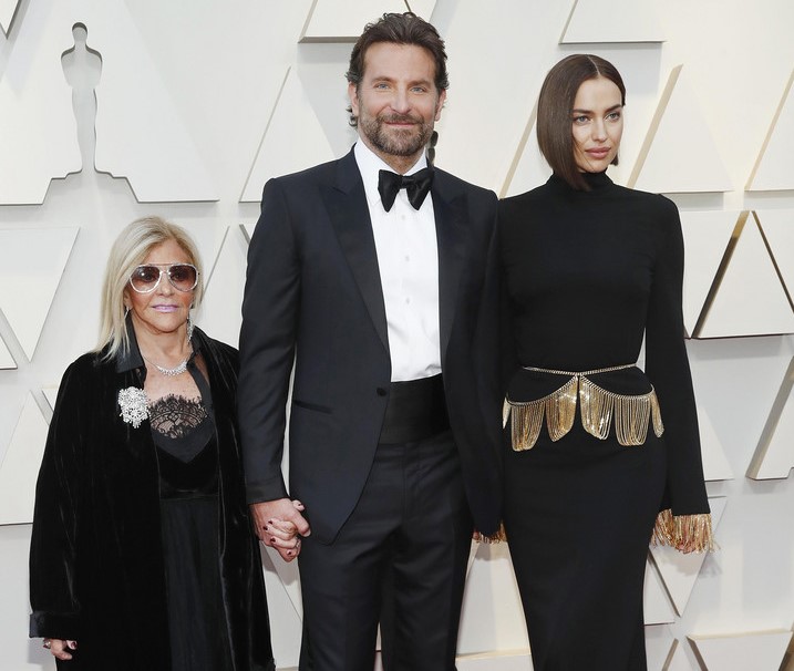 Ο Bradley Cooper σε ξεκαρδιστικό διαφημιστικό με τη μαμά του #video