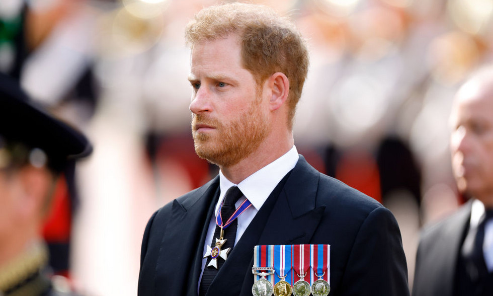 Πρίγκιπας Χάρι- Κατηγορεί ξανά τη βασιλική οικογένεια: «Κουλουριάστηκα στο πάτωμα σε εμβρυϊκή θέση»
