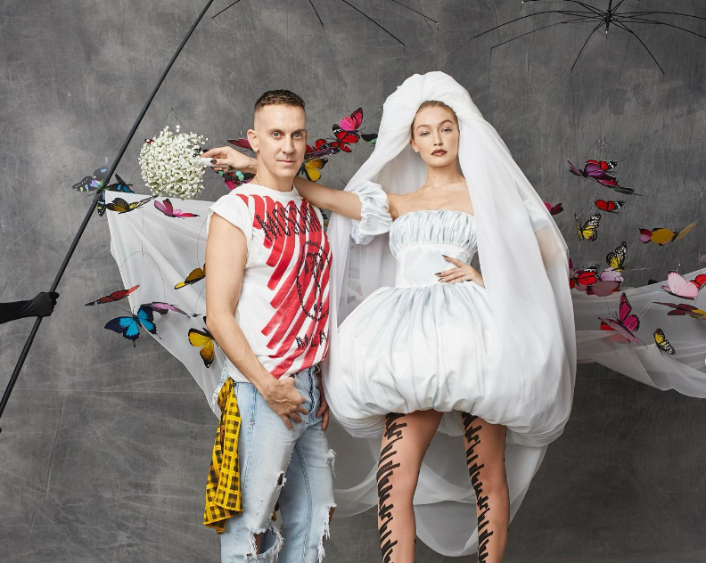 Jeremy Scott: φεύγει από το Moschino μετά από 10 χρόνια- οι fashion στιγμές που δεν θα ξεχάσουμε