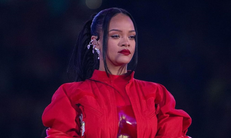 Η Rihanna φωτογραφίζει τον γιο της στο σπίτι της και αποκαλύπτει γιατί είναι αναστατωμένος