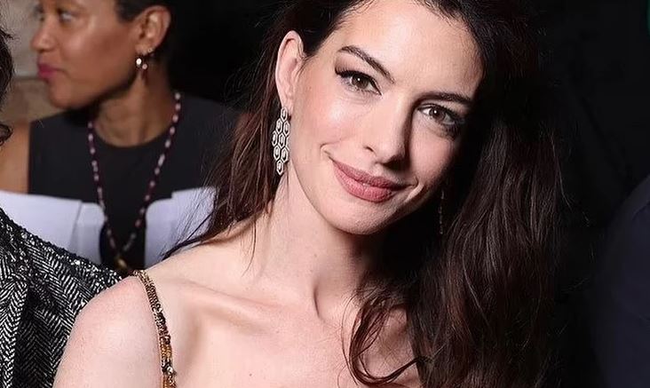 Η Anne Hathaway με το πιο εντυπωσιακό μίνι φόρεμα που έχουμε δει από τον οίκο Versace