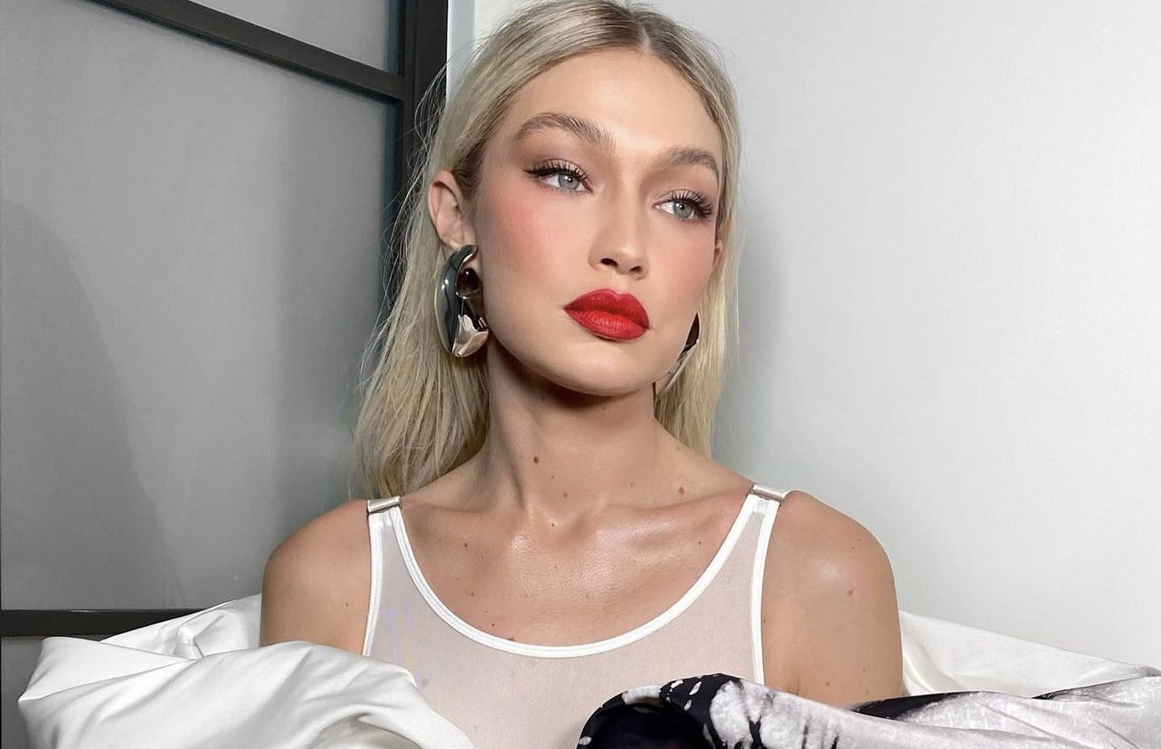 Αυτό είναι το foundation που χρησιμοποιεί η Gigi Hadid για λαμπερό μακιγιάζ! Δεν ξεπερνάει τα 10€!