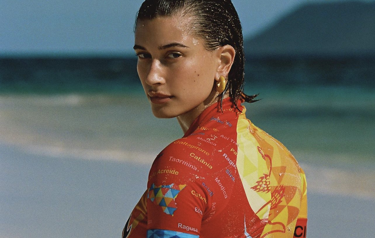 Η Hailey Bieber έκανε τα νύχια που λάμπουν στο σκοτάδι