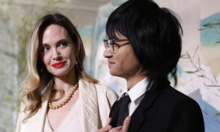 Η Αντζελίνα Τζολί με τον γιο της στο Λευκό Οίκο – Η οσκαρική εμφάνιση με Chanel φόρεμα
