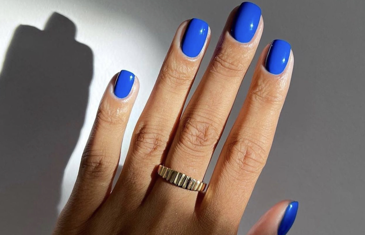 Blue nails: 6 σχέδια στα νύχια που θα φέρουν το ελληνικό καλοκαίρι πιο κοντά