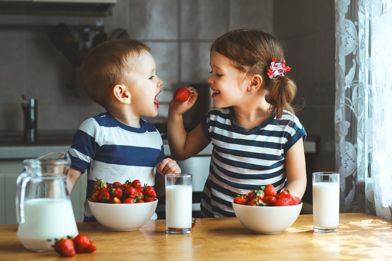 Γάλα & φρούτα: ποια φρούτα δεν πρέπει τα παιδιά να συνδυάζουν ποτέ με γάλα