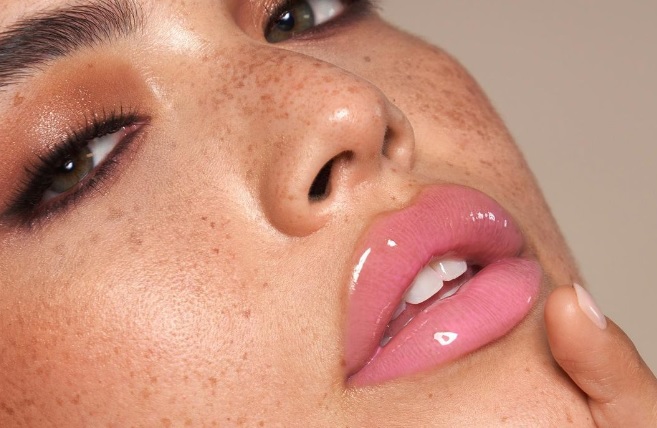 Lip Bloss: Η νέα τάση στο TikTok που υπόσχεται σαρκώδη και ζουμερά χείλη