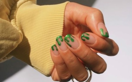 Ραντεβού για νύχια: Οι 7 αποχρώσεις του πράσινου που θα σε κάνουν να πεις το μεγάλο ΝΑΙ