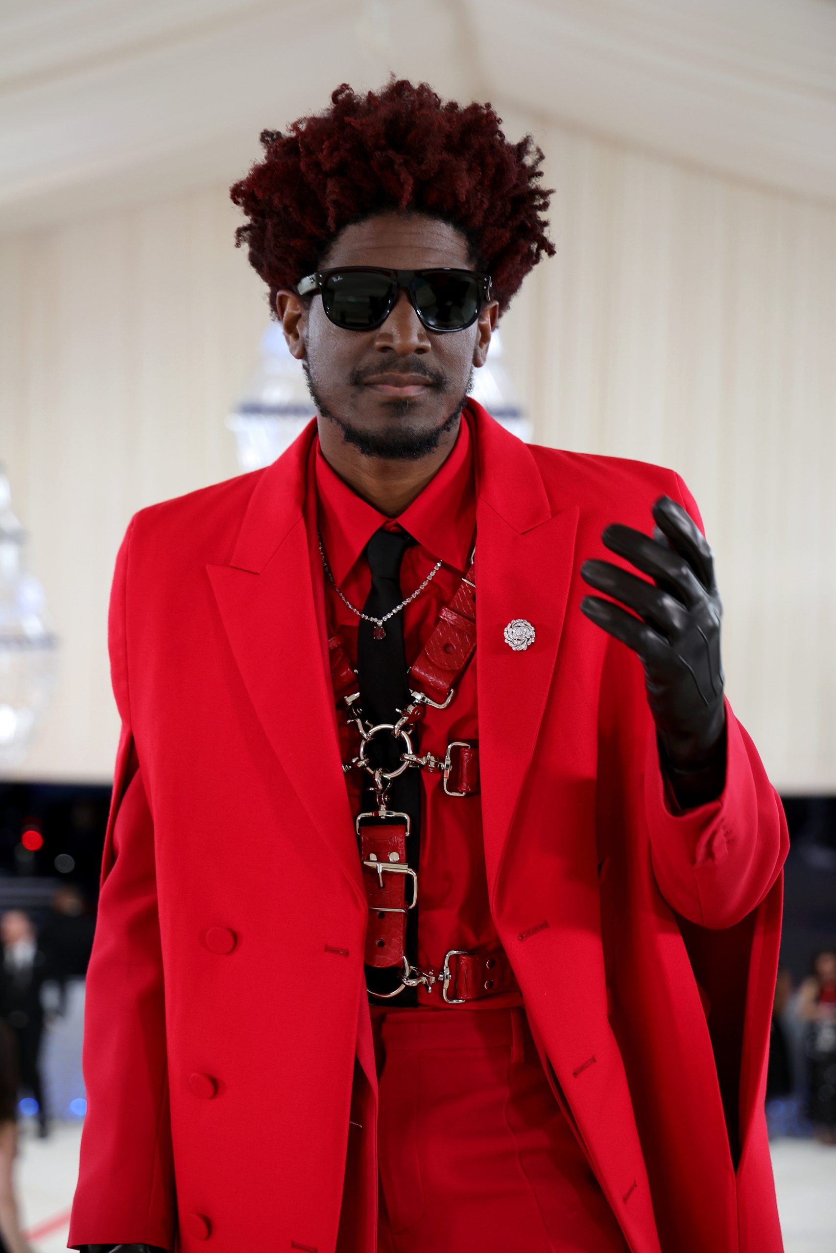 Ο Labrinth φοράει τη ΝΕΑ RayBan Reverse Collection στο MET GALA