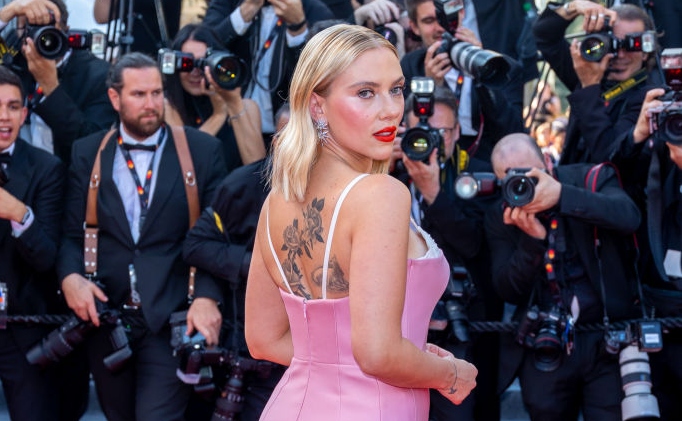 Scarlett Johansson: Η στιγμή που αποκαλύφθηκαν τα εντυπωσιακά τατουάζ της