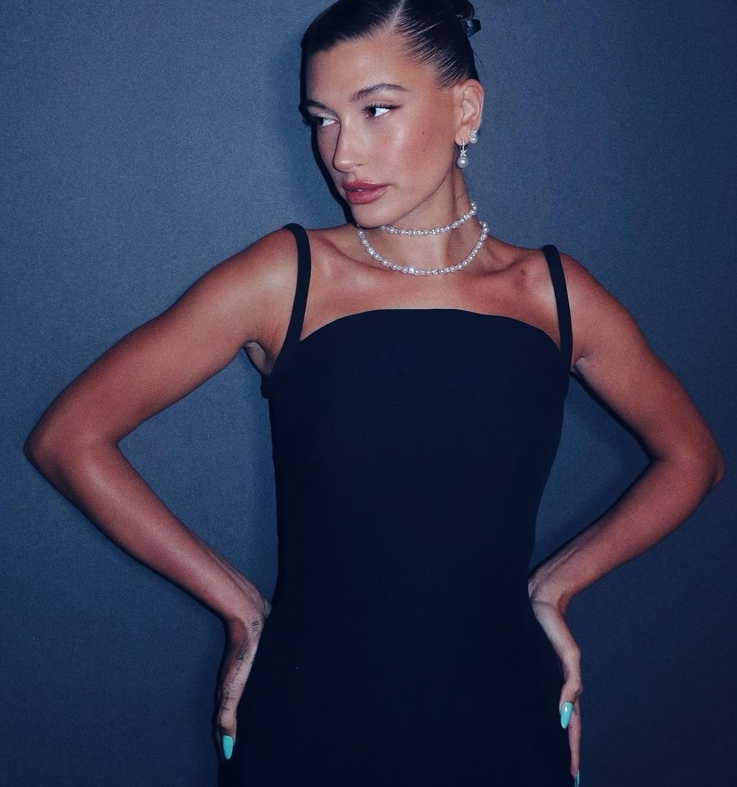 Τα Tiffany blue νύχια της Hailey Bieber είναι το επόμενο μανικιούρ σου!