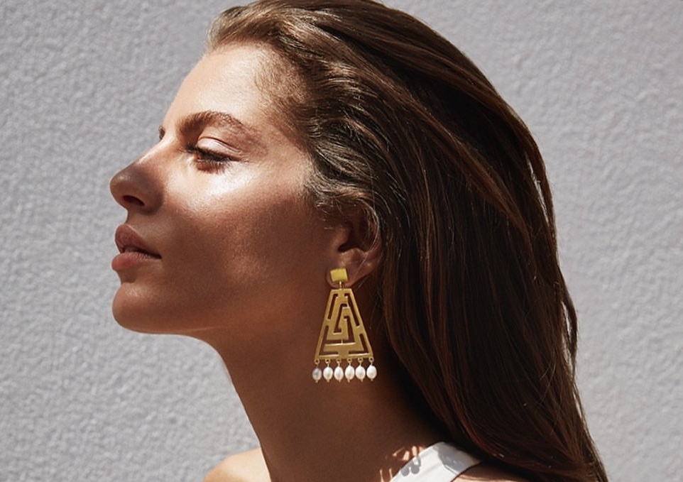 7 εντυπωσιακά σκουλαρίκια από ελληνικά brands, που θα σε μεταμορφώσουν σε Ελληνίδα θεά
