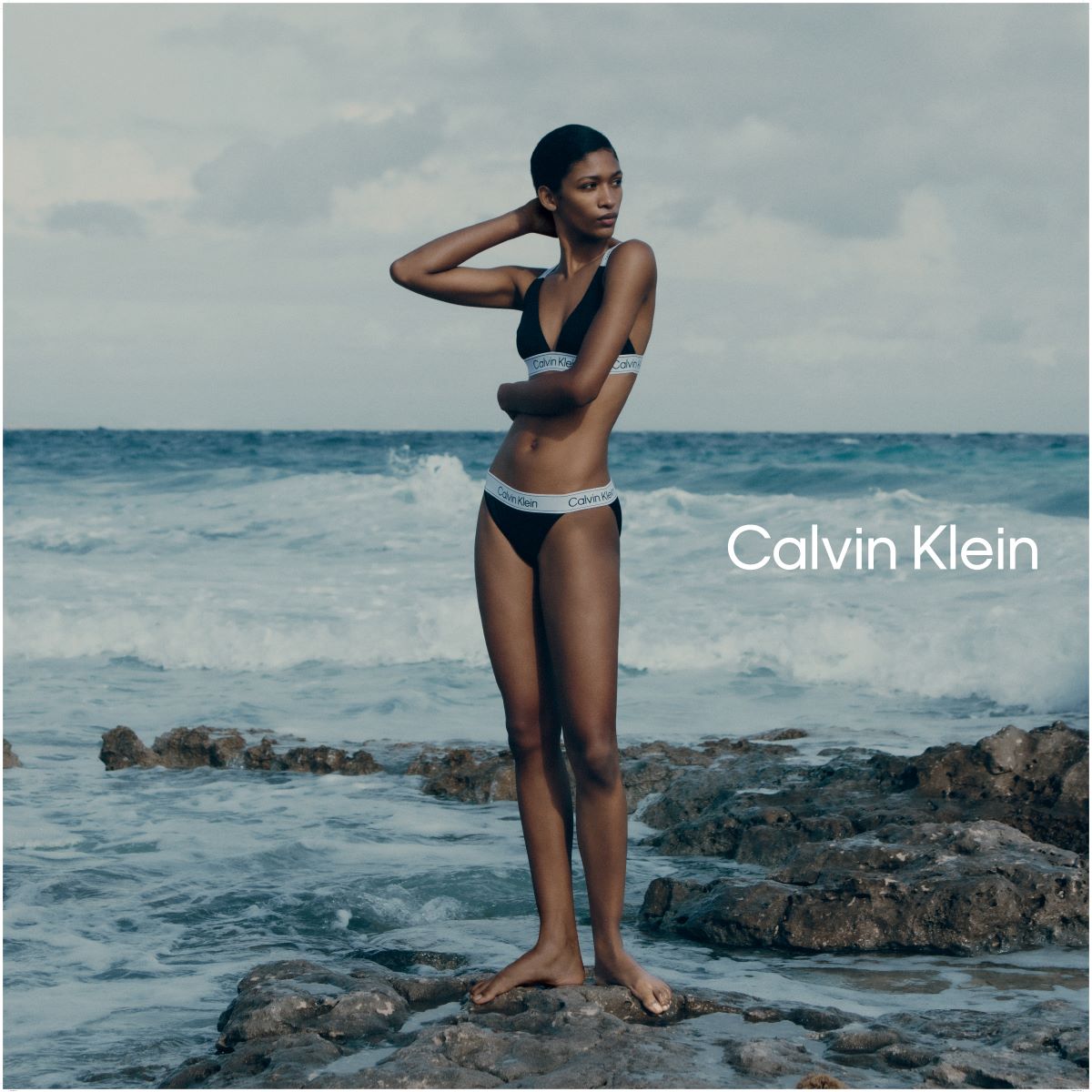 Διαχρονικά κλασικά με φρέσκες προοπτικές τα μαγιό της Calvin Klein για το φετινό καλοκαίρι