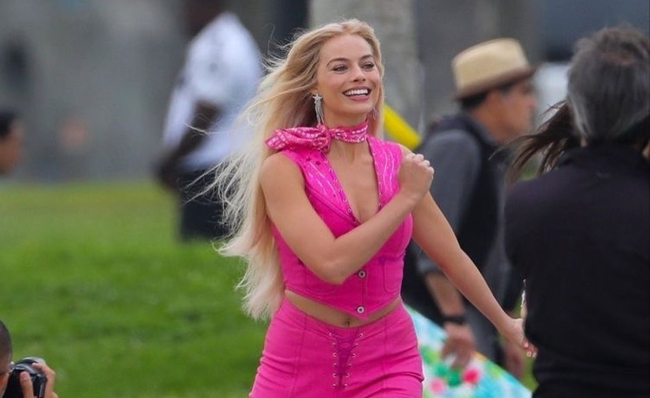 Margot Robbie: Αποκαλύπτει πώς γυρίστηκε η viral σκηνή της ταινίας Barbie