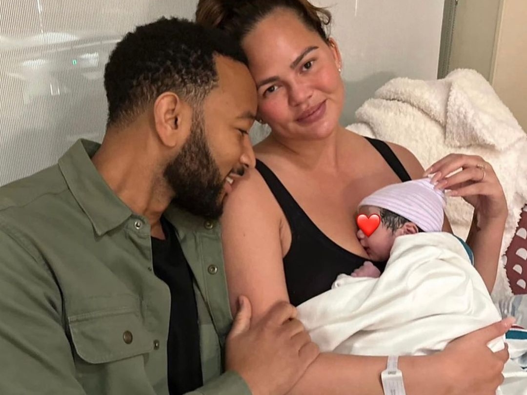 Chrissy Teigen: Απέκτησε τέταρτο παιδί μέσω παρένθετης μητέρας- Το συγκινητικό της μήνυμα