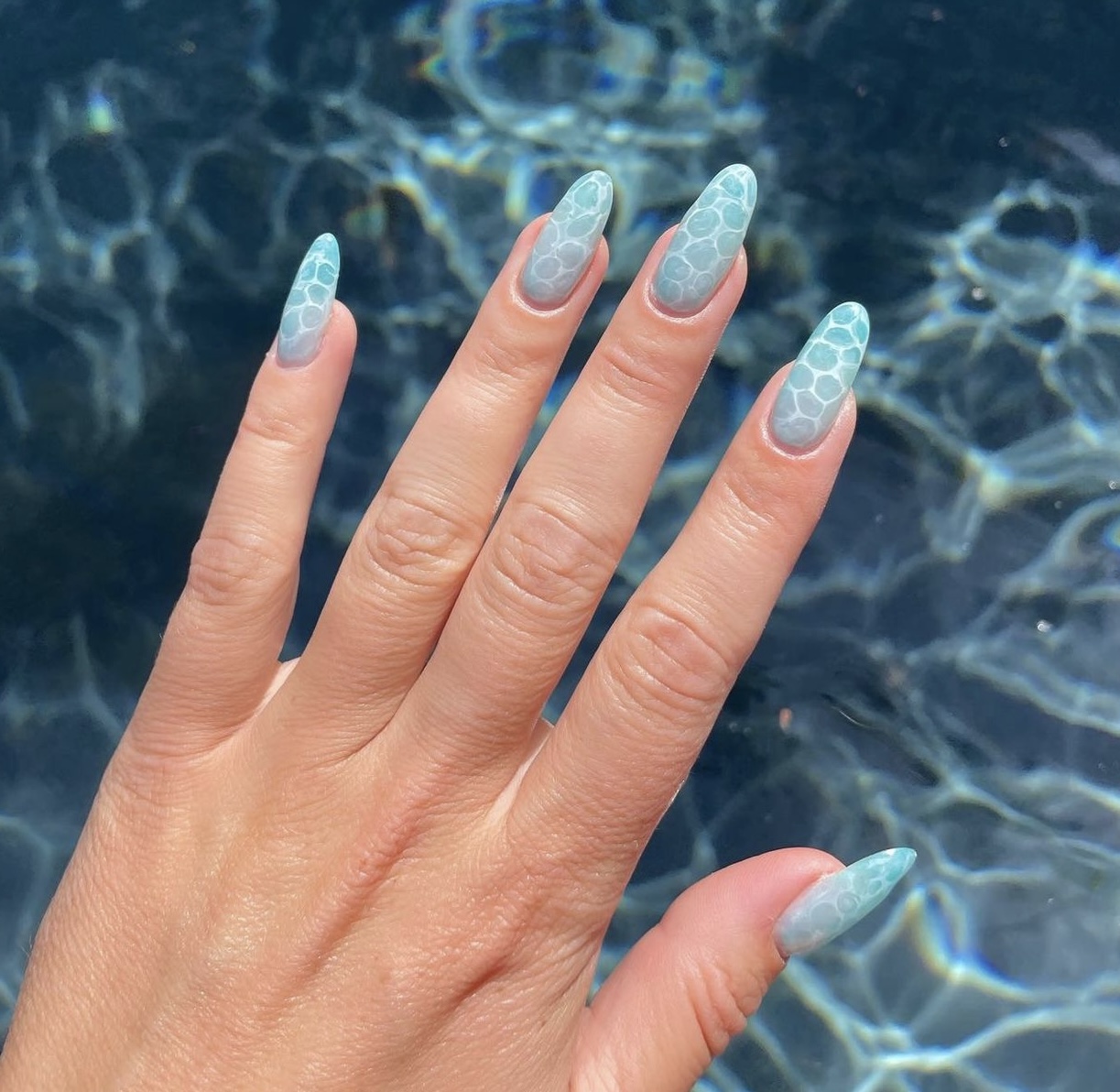 Pool nails trend: Αυτό είναι το πιο viral γαλάζιο μανικιούρ