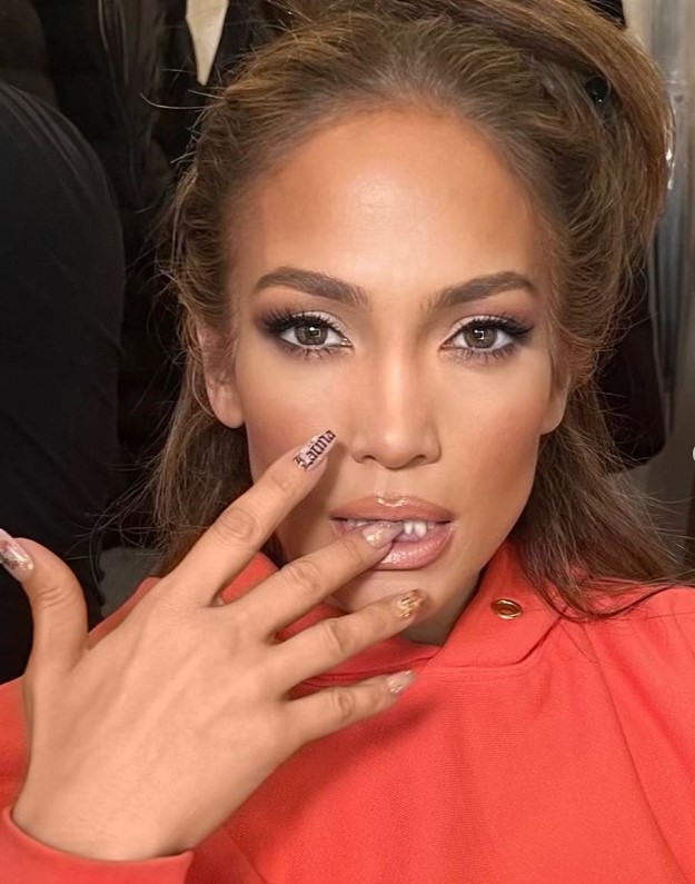 Jennifer Lopez: γιόρτασε τα γενέθλιά της χορεύοντας πάνω στο τραπέζι